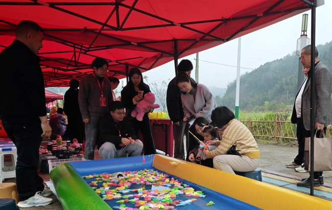 游客玩钓鱼游戏