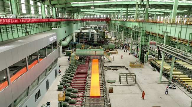 青拓集团中厚板生产正在生产低碳含镍贝氏体塑料模具钢。陈雅芳摄