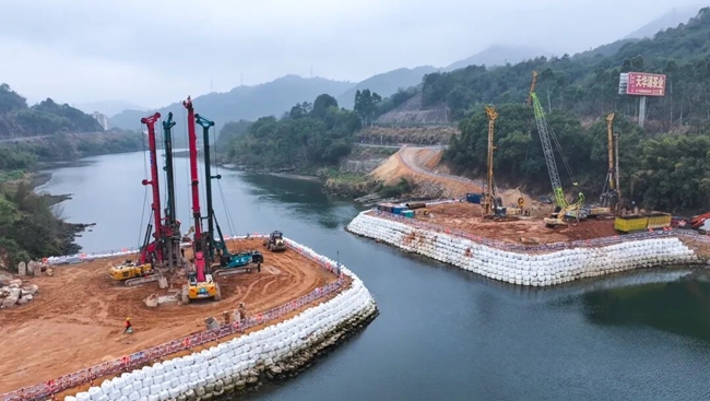温福高铁赛江特大桥巧解施工难题。陈雅芳摄