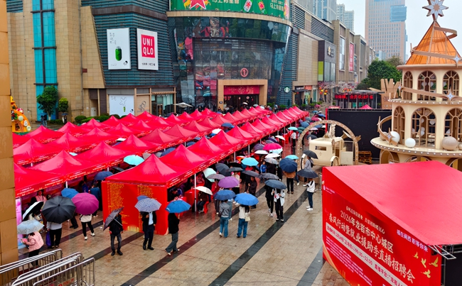 举办招聘会，稳岗促就业。新罗区融媒体中心供图