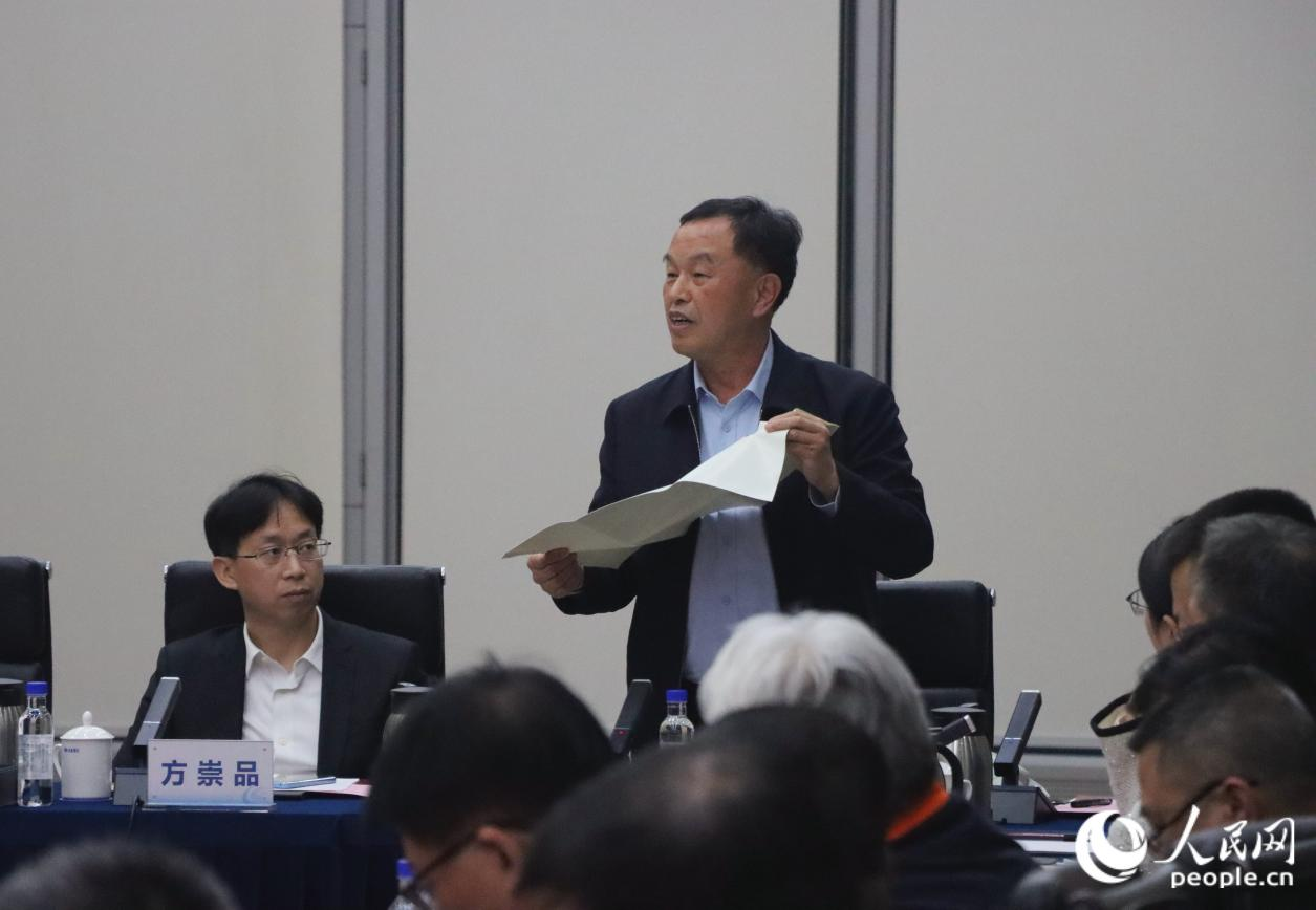 福建阳竹新材料科技有限公司潘东汉在现场展示“以竹代塑”包装袋。人民网 林铭贤摄