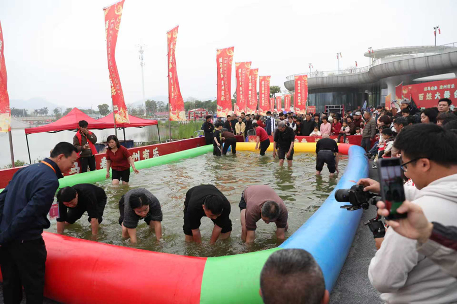 市民游客积极参与趣味活动。郑文典摄