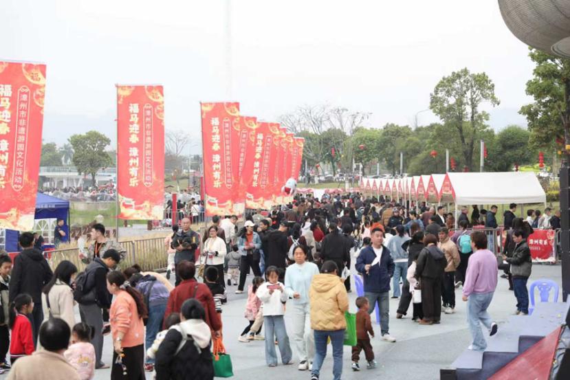 现场人潮涌动。郑文典摄