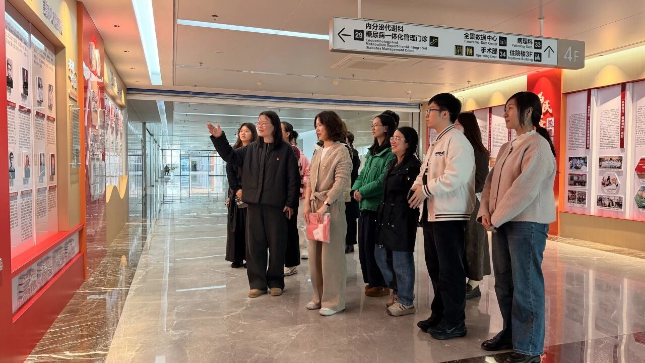 参观“医心党建”走廊