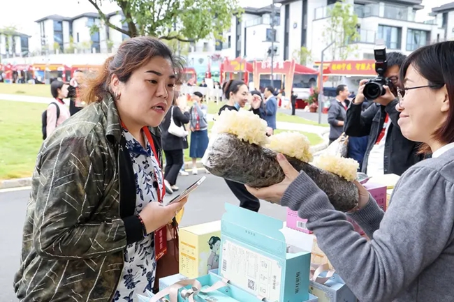 第七屆古田同鄉懇親大會期間,僑胞駐足了解古田銀耳。古田縣融媒體中心供圖