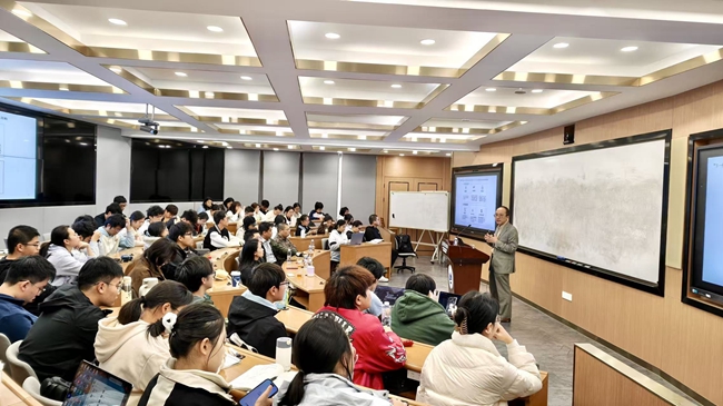 2025年9月，“會計學+人工智能”“財務管理+人工智能”雙學士學位項目啟動，50名本科生參與管理學院、信息學院跨學科聯合培養。圖為“問道·數智未來”系列講座第一場
