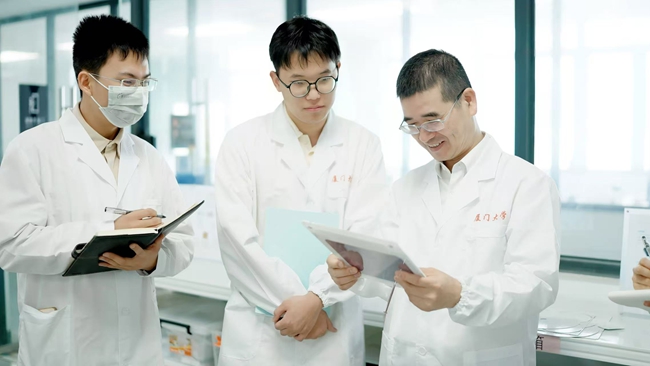 鄭南峰院士與學生在實驗室共同科研，師生在對話中答疑解惑、互相切磋
