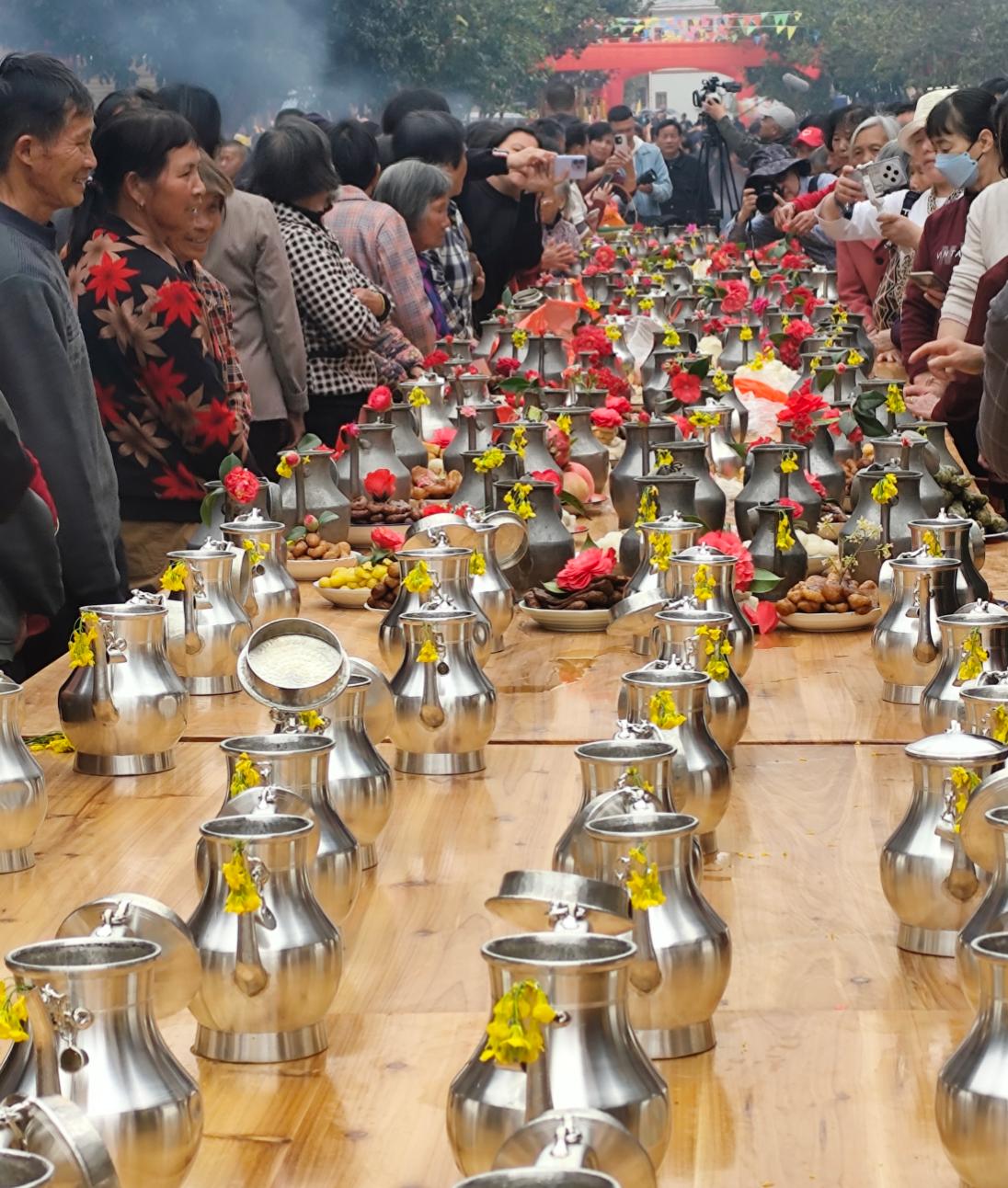 “百壺宴”活動現場的錫酒壺長席。范燁攝