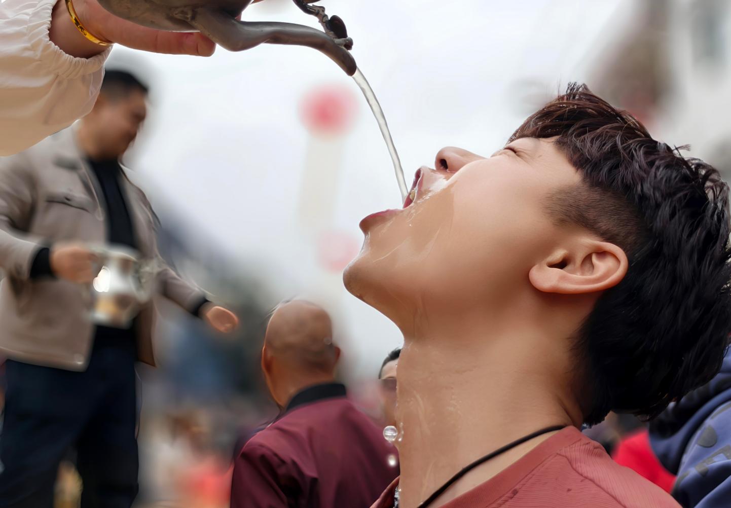 游客體驗當地特色民俗。張龍輝攝