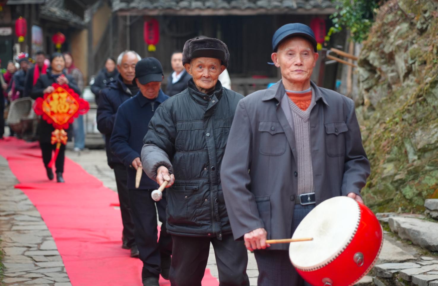 丁屋嶺舉辦的“主客同樂·鄉韻綿長”特色活動現場,老人們正在進行“鄉村紅毯秀”。羅晗彪攝