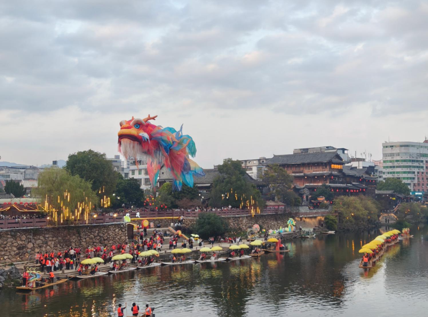 2026年春節期間,長汀舉辦“煙火汀州·開城迎賓”主題文旅活動。圖為汀江畔放飛的鰲魚花燈。范燁攝