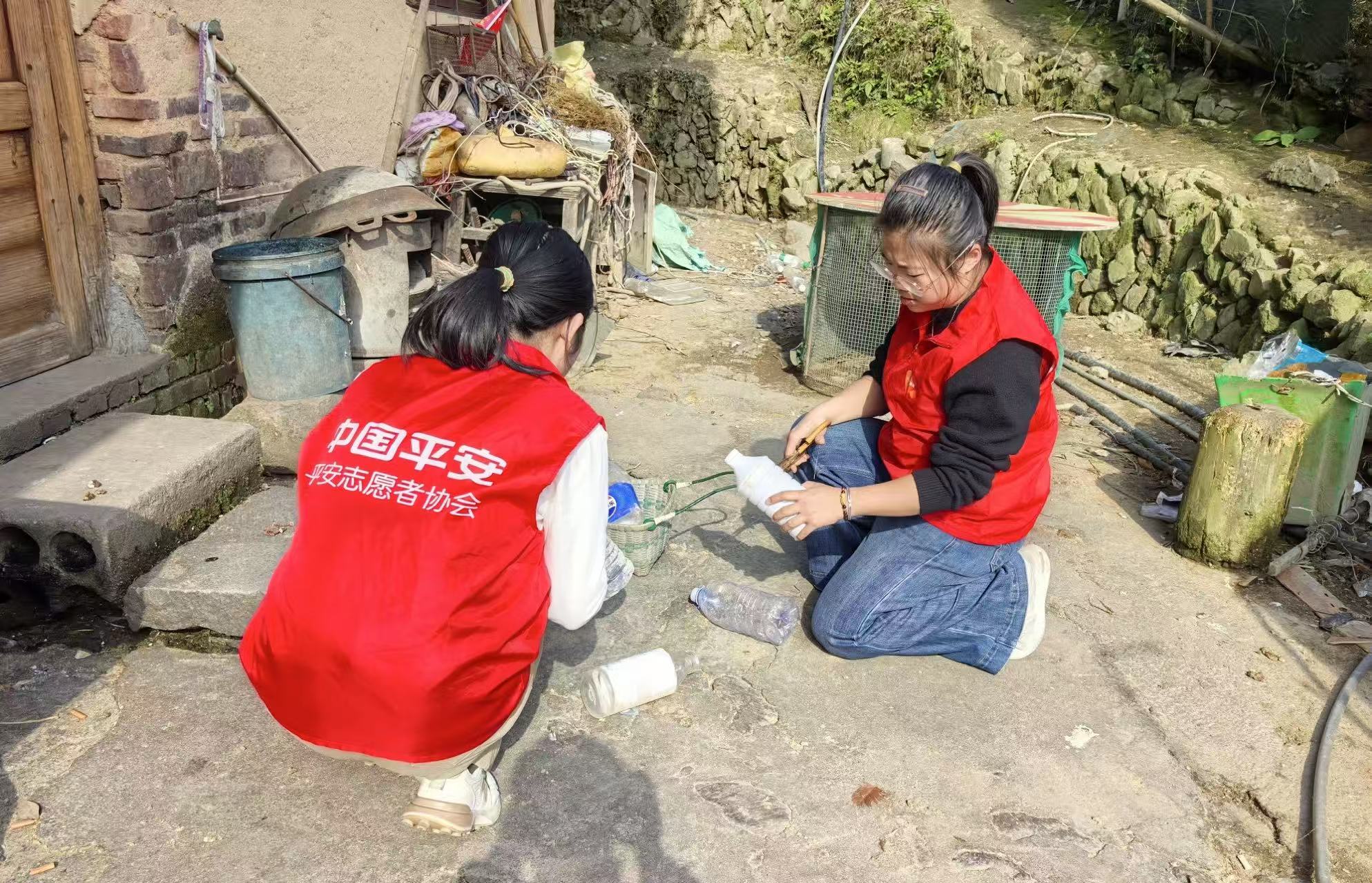 平安志愿者巧手改造，塑料瓶变身育苗钵。