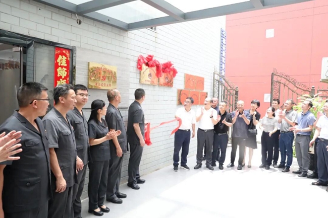 宁德市住房和城乡建设局与蕉城区人民法院合作共建的“e调中心建筑协会工作站”和“e调中心物业协会工作站”揭牌成立