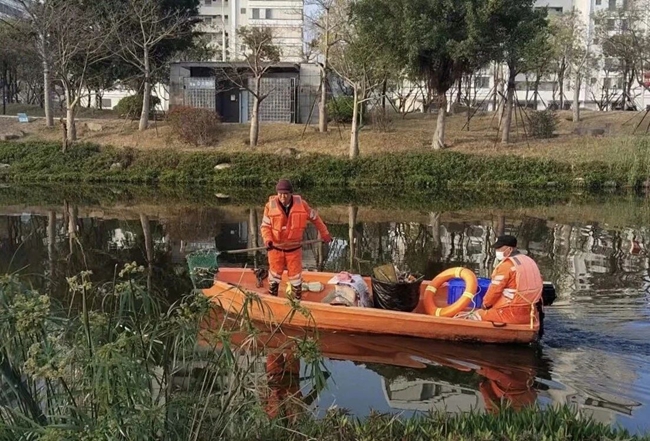 清理水域垃圾。長樂區融媒體中心供圖