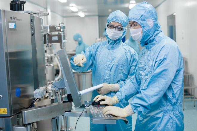 在特宝生物的生产车间，工作人员正进行纯化层析生产调控。企业供图