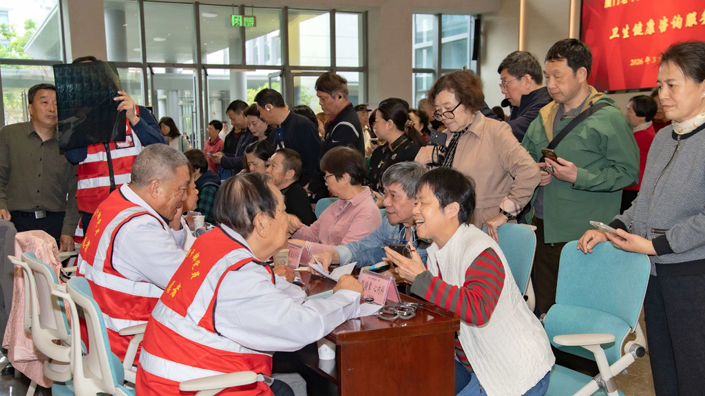 专家义诊现场。厦门老年大学供图