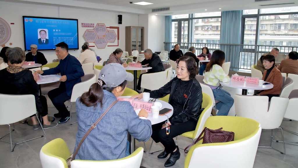 法律知识咨询现场。厦门老年大学供图