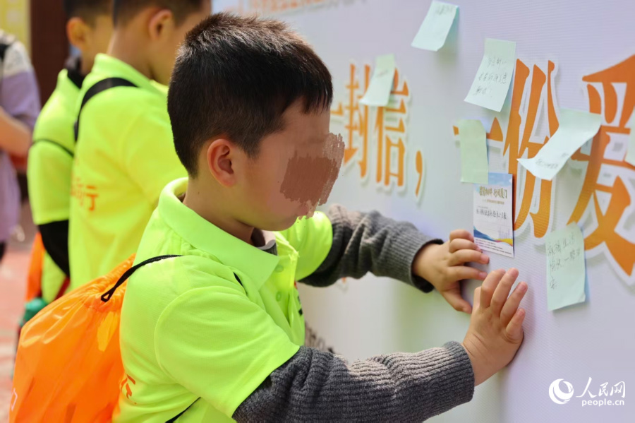 给公交车司机的一封信。人民网记者 陈博摄