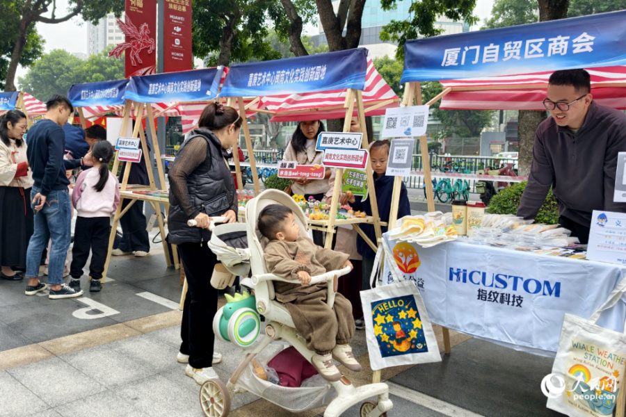 爱心市集现场。人民网记者 陈博摄