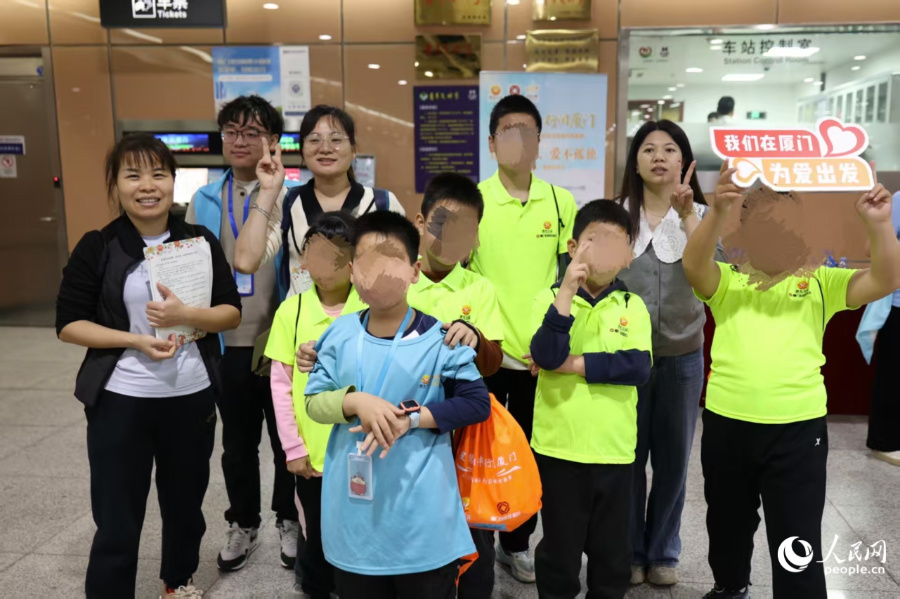 孩子们在地铁站打卡。人民网记者 陈博摄