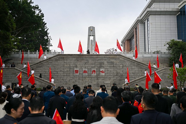 社会各界代表缅怀烈士