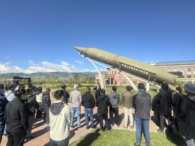 2025年6月19日至23日,厦门大学举办南强青年拔尖人才国情研修班,通过校内外结合的方式,在校内开展校史校情教育,在青海“两弹一星”干部学院进行“理论+实践”的沉浸式学习培训