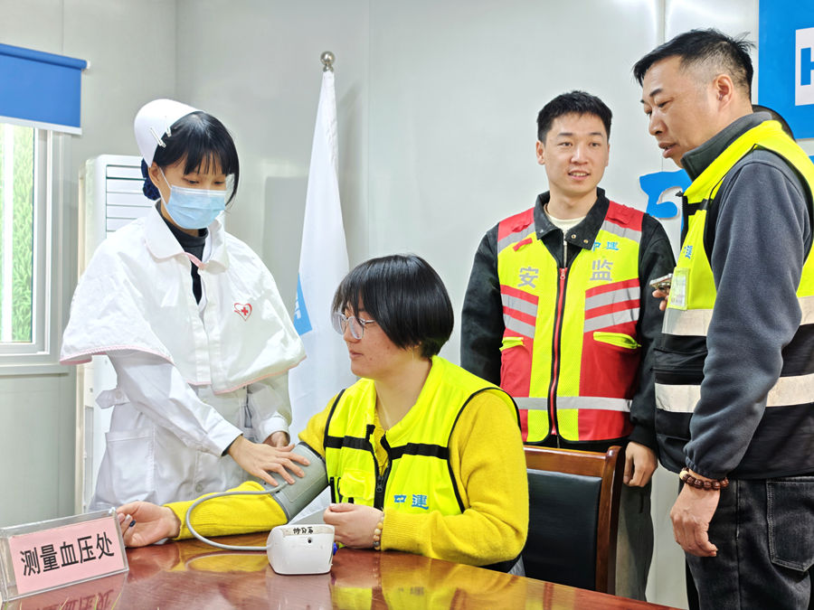 医护志愿者为职工们量血压