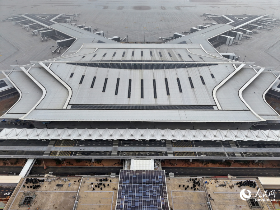 空中俯瞰，以龍舟為意象的廈門翔安國際機場。人民網記者 陳博攝
