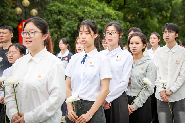 龙岩学院青马班学生和兴安青年代表、初中生代表共同朗诵歌曲《湘江红》歌词片断。方晨颖摄