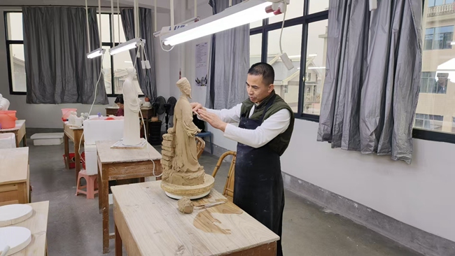 张明贵在制作瓷塑