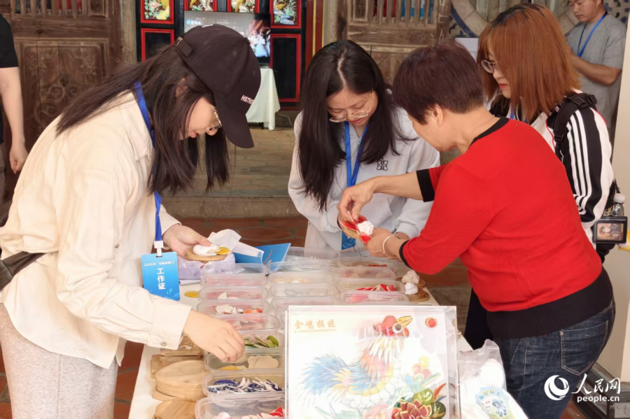 采访团成员沉浸式体验剪瓷技艺。人民网记者 陈博摄