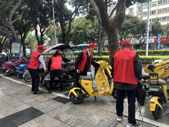 体育路支行、前埔支行组织员工协助共享单车及非机动车规范停放