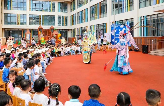 周宁县让孩子们近距离感受北路戏的魅力，丰富美育课堂，助力民生教育提质增效。陆淑华摄