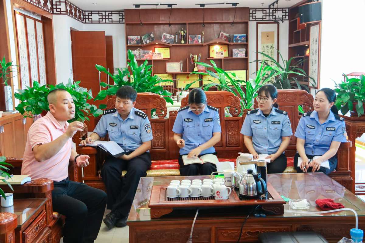 专业心理老师在警营文化室开展心理疏导