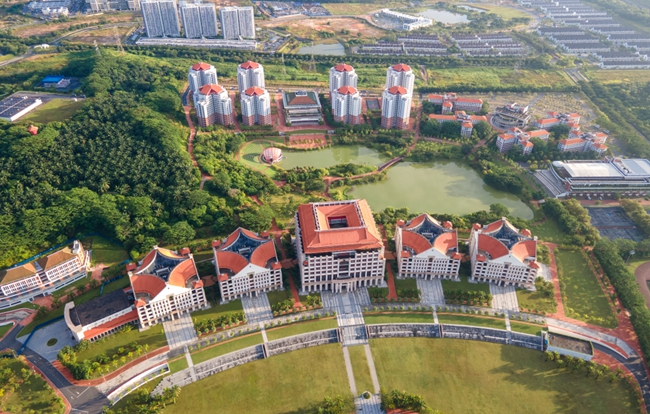 在厦门大学马来西亚分校,红顶白墙的嘉庚建筑沿芙蓉湖次第铺展,骑楼连廊串联起“一主四从”的主楼群,将“穿西装、戴斗笠”的嘉庚建筑基因与南洋风情巧妙相融。厦门大学供图