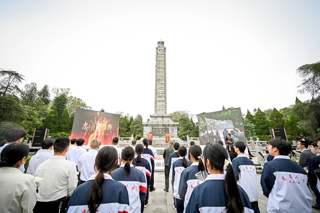 學生在陵園集體緬懷烈士。福建省退役軍人事務廳供圖