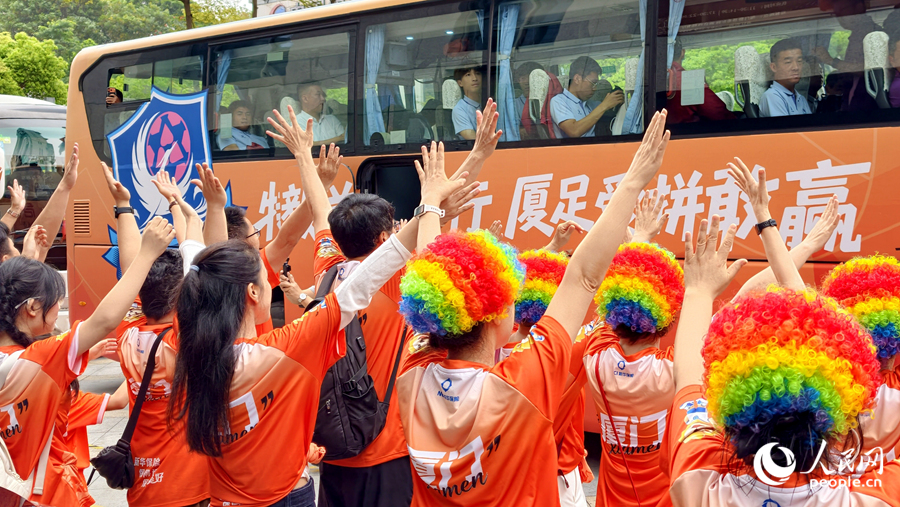 大巴车整装待发。人民网记者 陈博摄