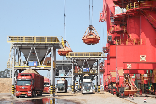 漳州碼頭開展裝卸作業