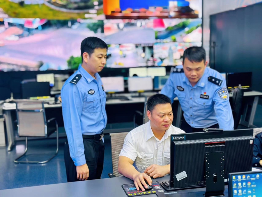 公安人员对稽查人员进行数据研判教学。林舒涛供图