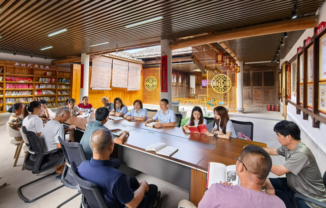 党建党支部创新教育形式，组织党员前往墩坑村，与村民联合开展“廉洁家风”共建主题党日