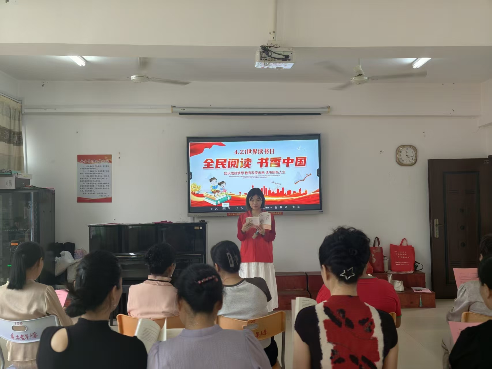 平安产险漳州中心支公司志愿者走进老年大学，共读经典
