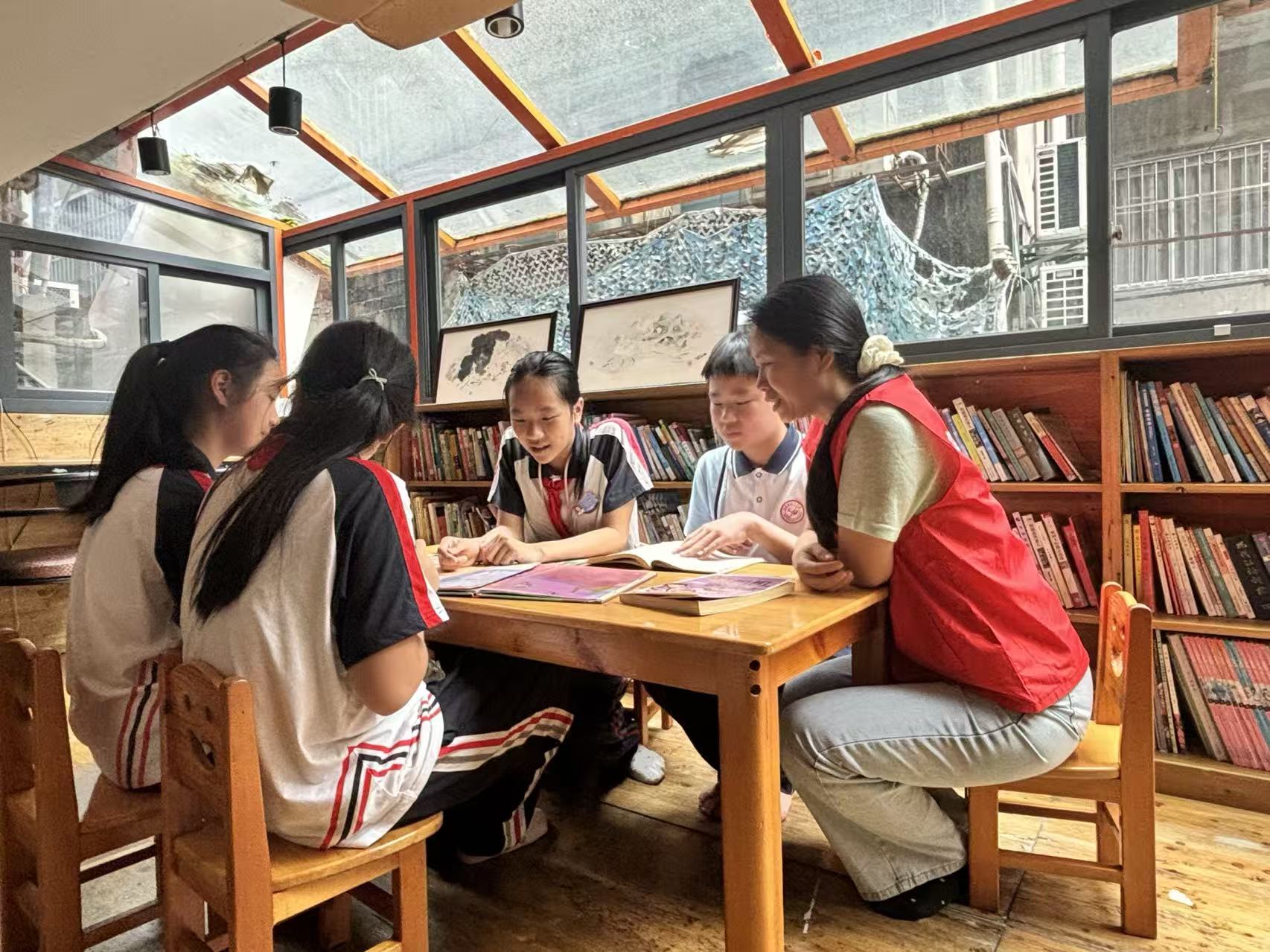 平安产险南平中心支公司志愿者与孩子们一起分享阅读心得