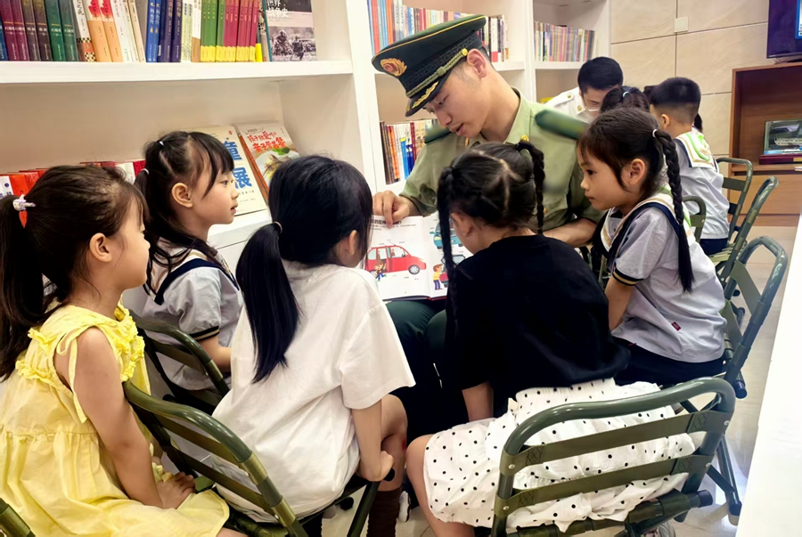 官兵與孩子們共讀繪本。雲霄縣退役軍人事務局供圖