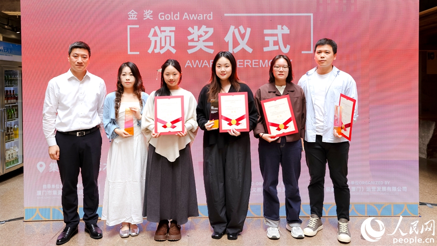 为获奖选手颁奖。人民网记者 陈博摄