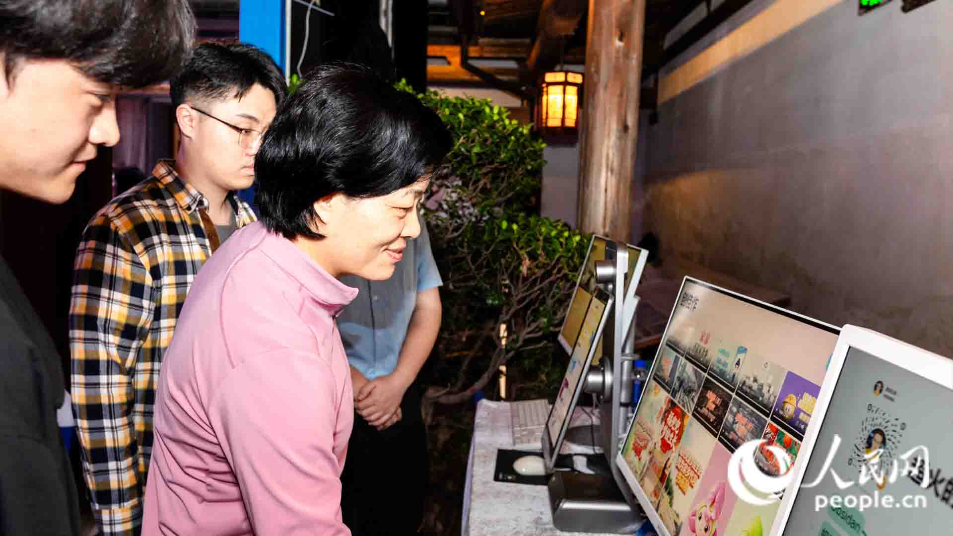 观众参观AI成果展示区。人民网 摄