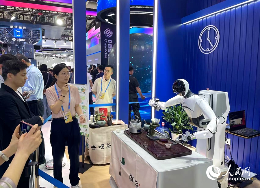 機器人泡茶展區吸引客商駐足。人民網記者 劉寶琴攝