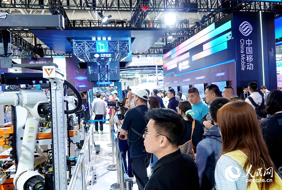 “AI+柔性制造”展區人頭攢動。人民網記者 楊灝昱攝