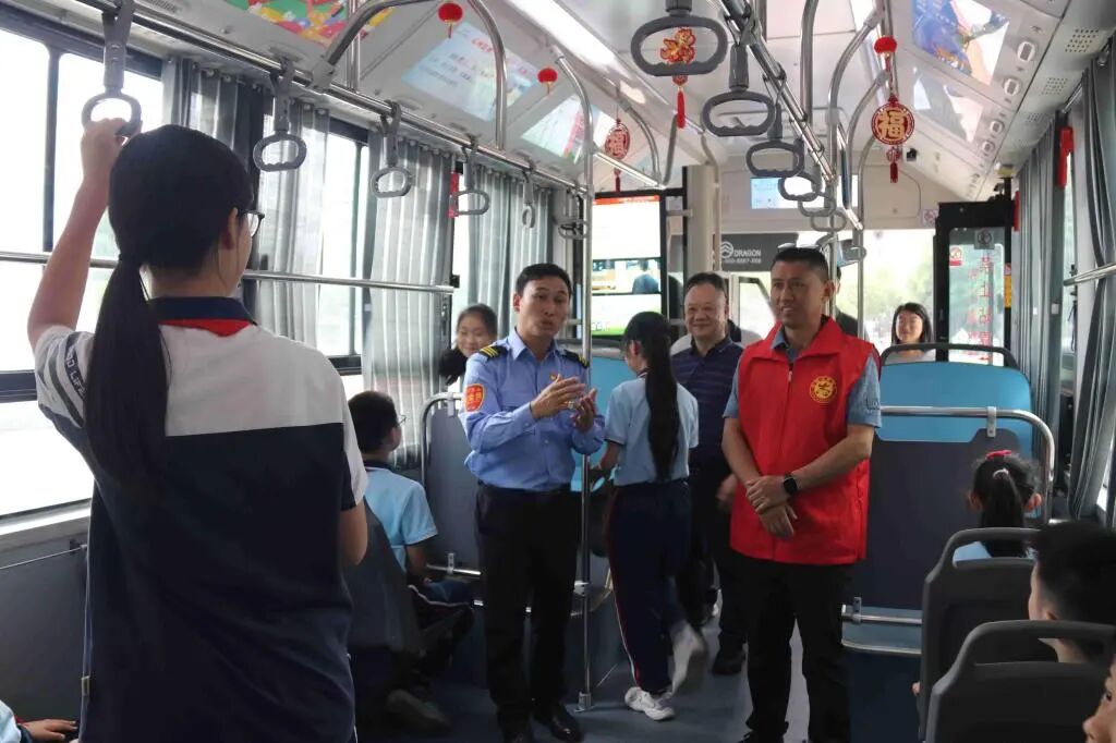 胡明华和司机志愿者在公交车上开展现场教学
