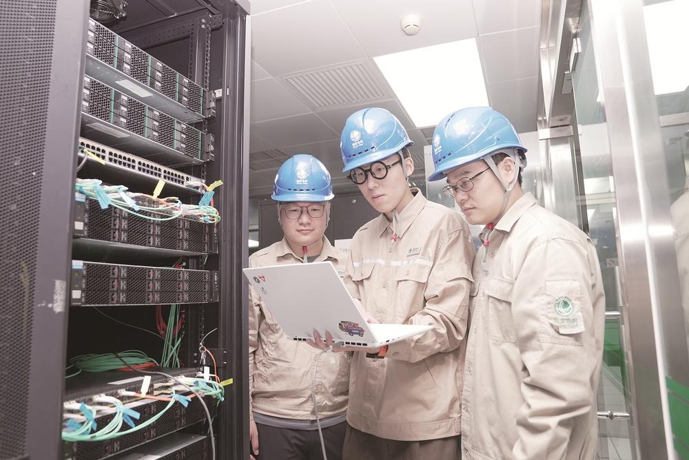 國網廈門供電公司信通中心團隊在機房調試服務器。