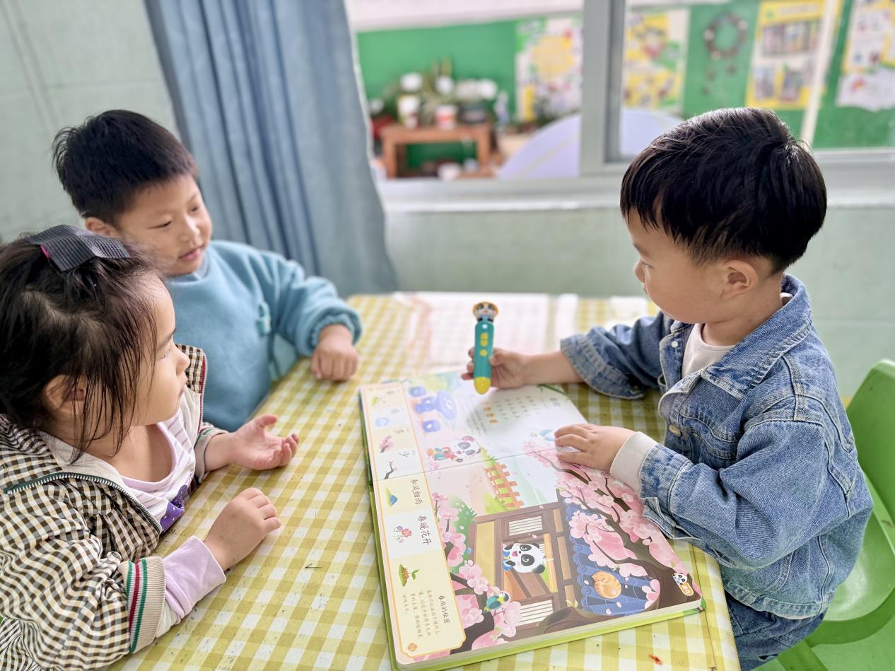 福清一都幼兒園開展“我的第一本有聲繪本”幼兒全民閱讀活動，孩子們使用寶寶巴士點讀筆進行閱讀。福清一都幼兒園供圖